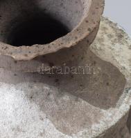 Benkő Ilona (1937-): Váza. Kézzel festett samottos kerámia. Jelzett, kis lepattanásokkal 21 cm