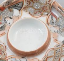 Antik japán szakés csésze alátéttel. Hajszálrepedésekkel, lepattanással, XIX. sz vége, d: 10 cm