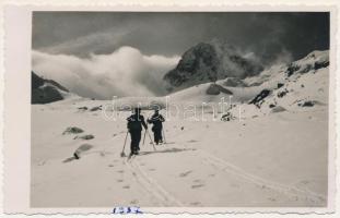 1937 Retyezát, Retezat; síelők, téli sport / skiers, winter sport. Foto Horváth (Hateg) photo (EK)