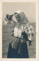 Aranyosponor, Ponorel; Fata frumoasa / Dorfschöne / Erdélyi folklór / Transylvanian folklore. Foto orig. J. Fischer 1937.