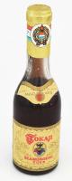 1973 Tokaji szamorodni édes bor bontatlan palackban, üledékes.