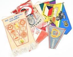10 db retró külföldi asztali zászló, sportzászló, főként autó- és motorsport, közte Subotica (Szabadka), Bulgária, stb. Változó méretben és állapotban.