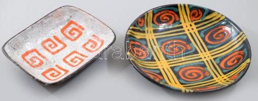 2 db iparművész falitál / tányér, mázas kerámia, az egyik jelzett, kis lepattanásokkal, kopásokkal, d: 20,5 cm és 17x13 cm