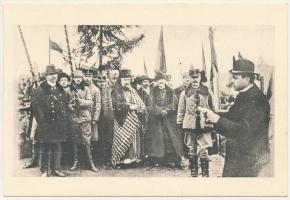 Gyulafehérvár, Alba Iulia; Adunarea nationala dela Alba Iulia. 1 Decemvrie 1918. Vestirea actului Unirii / Gyulafehérvári nemzetgyűlés (Erdély és az akkori Román Királyság egyesülését mondta ki), Iuliu Hossu a határozat felolvasása közben / Great National Assembly of Alba Iulia, declaring the union of Transylvania with Romania (vágott / cut)