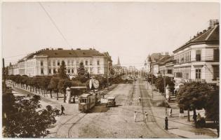 Temesvár, Timisoara; Piata Sever Axente si Bul. Berthelot / utca, villamos, automobil / street view, tram, automobile