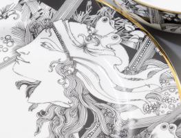 Hollóházi Porcelánmanufaktúra által gyártott, Szász Endre által tervezett mintával díszített 23 dara...