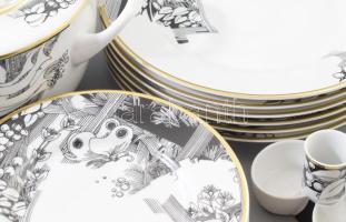 Hollóházi Porcelánmanufaktúra által gyártott, Szász Endre által tervezett mintával díszített 23 dara...