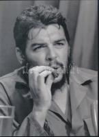 cca 1958 Alberto Korda (1928-2001) amerikai fényképész és fotóművész felvétele (Ernesto Che Guevara), Kotnyek Antal (1921-1990) budapesti fotóriporter hagyatékából 1 db modern nagyítás, jelzés nélkül, (Kotnyek Antal készítette a Magyarországon is bemutatott Kuba című fotó- és dokumentumkiállítás fotóanyagát), 21x15 cm