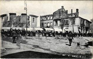 Ternopil, Tarnopol; Stary Rynek 1917. / Alter Ringplatz / WWI destructions, market square with soldiers (EK)