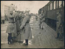 1917 Teschen (Český Těšín / Czeski Cieszyn), IV. Károly király II. Vilmos német császárt várja, Habsburg-Tescheni Frigyes főherceg és a tábornoki kar a pályaudvaron; nagyméretű fotó, a hátoldalon feliratozva, 22,5x17 cm