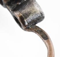 Fülbevaló pár 4 db gyémánttal (0,2ct) kis méret. 14K fehérarany, a gyémántok foglalata ezüst. Jelzet...