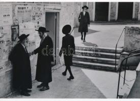 cca 1950 Henri Cartier-Bresson (1908-2004) francia fotóriporter, fotóművész felvétele (Jeruzsálem), 1 db modern nagyítás a néhai Fotó újság archívumából, jelzés nélkül, 15x21 cm