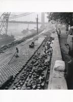 cca 1964 Budapest, a budai alsó rakpart kövezése, a háttérben még épül az új Erzsébet híd, Sinka Antal felvétele, jelzés nélküli modern nagyítás, 21x15 cm