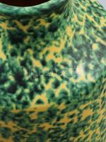 Zöld-sárga kerámia váza, szájánál lepattanással, m: 19 cm