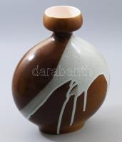 Kravsko lapított barna kerámia váza. Jelzett, lepattanással, szájánál repedéssel, m: 28 cm