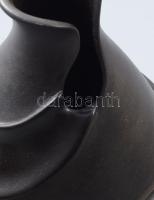 Feketekerámia modern váza, kavicsolt résszel, jelzett, kopással, m: 20 cm
