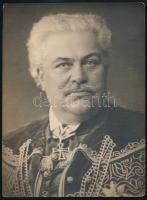 1909 Gróf Csekonics Endre (1846-1929) politikus, királyi főasztalnokmester, a Nagykikinda-Nagybecskereki Vasúttársaság igazgatója, a magyarországi vöröskereszt-egyesület elnöke, számos rend kitüntetettje (többek közt a Szent Gergely Rend és a Ferenc József-rend nagykeresztjének, ill. a Vaskorona-rend I. osztályának tulajdonosa; a képen a Német Lovagrend Mária Keresztje látható a nyakában). Nagyméretű fotó, a hátoldalon feliratozva, 22,5x16,5 cm