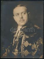 1924 Gróf Szapáry László (1864-1939) politikus, diplomata, nagykövet, fiumei kormányzó díszmagyarban. Nagyméretű fotó, a hátoldalon feliratozva, kisebb saroktöréssel, 22x16,5 cm