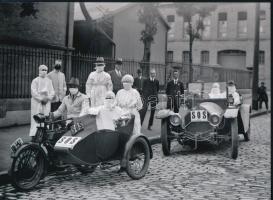 cca 1920 Ápolónők és orvosok bevetésen, oldalkocsis motorkerékpáron és automobilon, 1 db modern nagyítás, jelzés nélkül, 15x21 cm