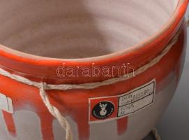 Kálmán Anikó: 2 darab kaspó. Jelzés nélkül, repedt, m: 13-18 cm