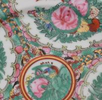 Kínai dísztál. Kézzel festett, jelzett, minimális kopással. XIX. sz. d: 26 cm