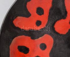 Piros-fekete foltos mintás iparművész dísztál, jelzett, kis kopással, d: 21,5 cm