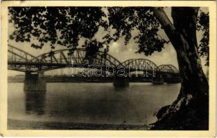 1939 Komárom, Komárnó; Duna híd / Most cez Dunaj / Danube bridge (szakadás / tear)