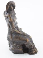 Melocco Miklós (1935-): Ülő női alak. Bronzirozott műgyanta, jelzett. 28 cm