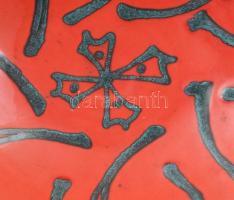 Vörösmázas iparművész dísztál, jelzett, repedt, d: 29 cm