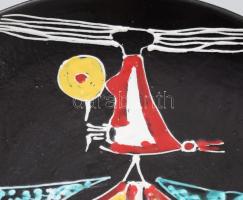 Holló Katalin által készített dísztányér álomszerű jelenettel díszítve, jelzett, hibátlan, d: 29,5 c...