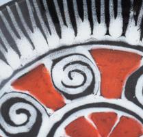 Geometrikus mintával dísztál. Jelzett, hibátlan, d: 20,5 cm