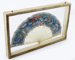 Legyező, Kína, kantoni stílus, XIX. sz. Kézzel festett papír, faragott csont Üveg tárlóban. Legyező mérete 50x28 cm / China, Filigree mandarin folding fan, Canton, 19th century