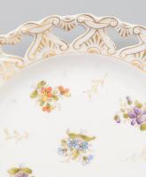 2 db kézzel festett áttört porcelán tányér jelzés nélkül, kopással d: 16 cm