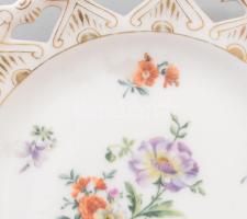 2 db kézzel festett áttört porcelán tányér jelzés nélkül, kopással d: 16 cm