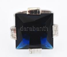 Ezüst (Ag) gyűrű kék kővel, jelzett, méret: 54, bruttó: 12,7 g