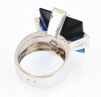 Ezüst (Ag) gyűrű kék kővel, jelzett, méret: 54, bruttó: 12,7 g