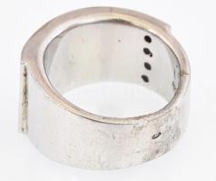 Ezüst (Ag) gyűrű gyöngyház berakással, jelzett, méret: 51, bruttó: 10,6 g