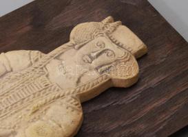 Hölgy kosárral. Lengyel kerámia kép, fa lapra applikálva, figura h: 31,5 cm