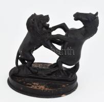 Lóra támadó oroszlán. Faragott és pácolt fa, cca 19. sz. vége, Nyugat-Európa, kopással, m: 27,5 cm