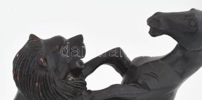 Lóra támadó oroszlán. Faragott és pácolt fa, cca 19. sz. vége, Nyugat-Európa, kopással, m: 27,5 cm