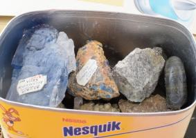 Hatalmas mennyiségű átnézetlen különböző ásvány, kagyló, kő gyűjtemény. Értékes, illusztris, jó dara...