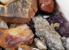 Hatalmas mennyiségű átnézetlen különböző ásvány, kagyló, kő gyűjtemény. Értékes, illusztris, jó dara...