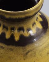 Csorgatott sárga mázas retro kerámia váza. Jelzett, kopással, m: 19 cm