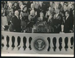 1961 John Fitzgerald Kennedy (1917-1963) amerikai elnök leteszi a hivatali esküt, fotó, 12x9 cm / 1961 John F. Kennedy takes presidential oath of office, photo, 12x9 cm