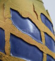 Mázazott kék szigetekkel díszített iparművész váza. Jelzett, hibátlan, m: 20,5 cm