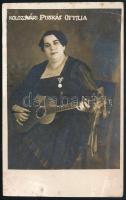 1927 Kolozsvári Puskás Ottilia gitárművész és női zenekarvezető aláírása az őt ábrázoló képeslap hát...