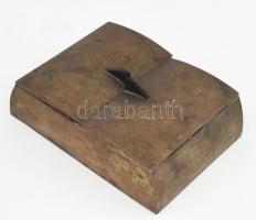 Art deco ezüst (Ag) asztali doboz, ládika. Nagy méretű, rózsafa fogóval, vékony fa betéttel. Jelzett, dianás, K. E. mesterjeggyel, br: 1140 g 25x19x9 cm