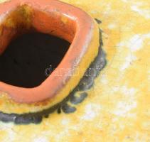 Iparművészeti téglatest alakú stúdióváza. Mázas samottos kerámia, minimális kopással, jelzett, 23x23...