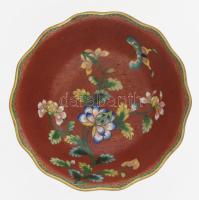 Tűzzománc mintás kínáló, fa talpon. Kína, 19. sz. második fele, zománcozott réz, d: 16,5 cm, teljes ...