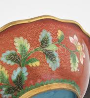 Tűzzománc mintás kínáló, fa talpon. Kína, 19. sz. második fele, zománcozott réz, d: 16,5 cm, teljes ...